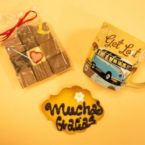 Taza Furgoneta Azul Vintage + Bombones + Galleta Escrita