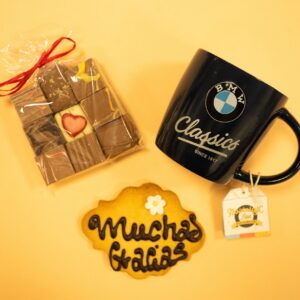 Taza Negra BMW + Bombones + Galleta Escrita