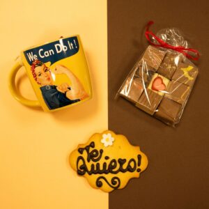 Taza Mujer We Can Do It + Bombones + Galleta Escrita