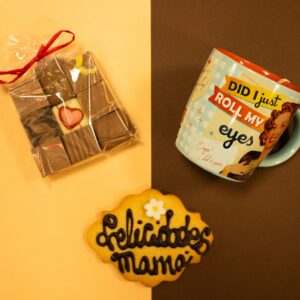 Taza Mujer Sonriendo + Bombones + Galleta Escrita