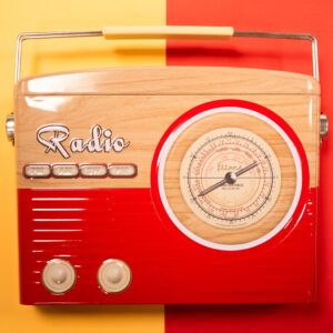 Lata Radio Roja Vintaje con 500g de Galletas