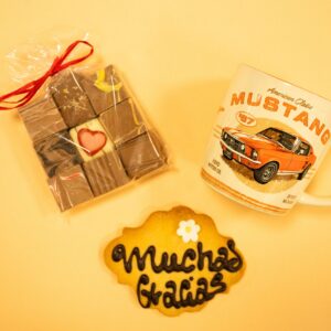 Taza Mustang Naranja + Bombones + Galleta Escrita