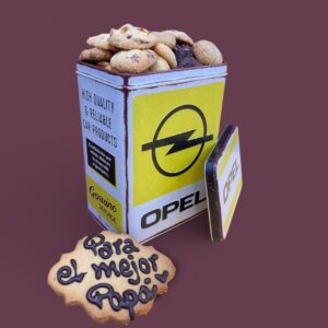 Lata Opel con galletas